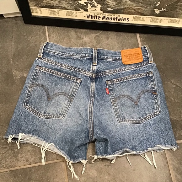 NWOT Levis Wedgie Fit Denim Jean Short Cutoff Raw Hem Distressed Womens Size 27 - Picture 7 of 12